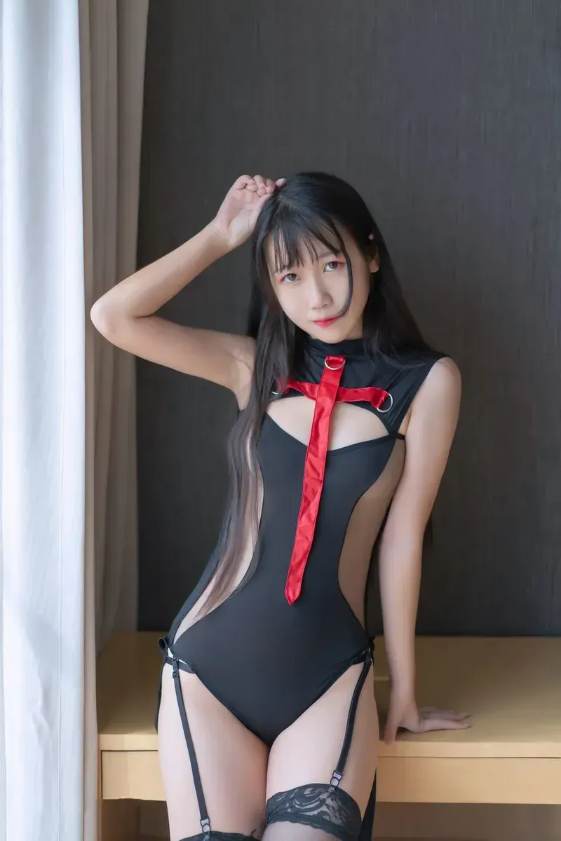 王馨瑶Yanni 长发刘海穿黑红连体服站在窗边室内