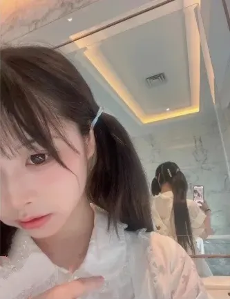 wink是可爱的wink双马尾白色上衣镜前自拍写真