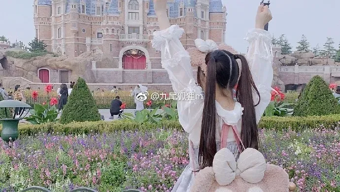 香草少女m九尾狐狸m双马尾白色上衣粉色背带裙城堡花园写真