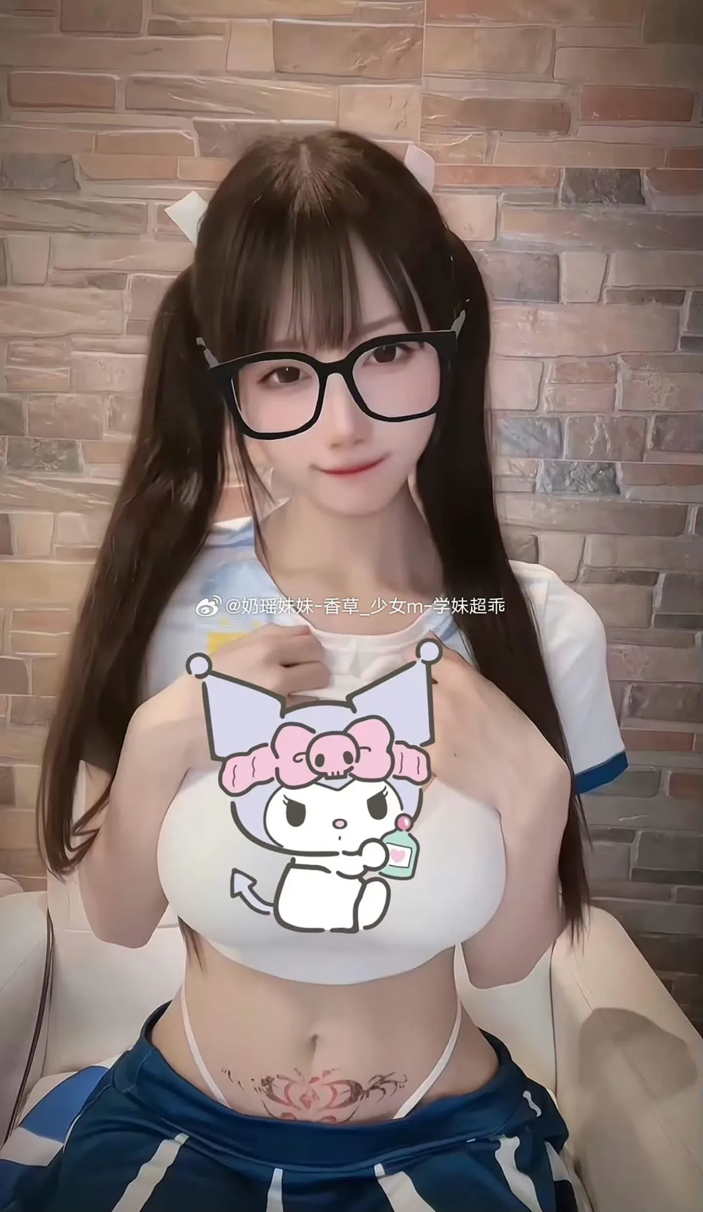 香草少女m九尾狐狸m双马尾黑框眼镜白色短上衣近景写真
