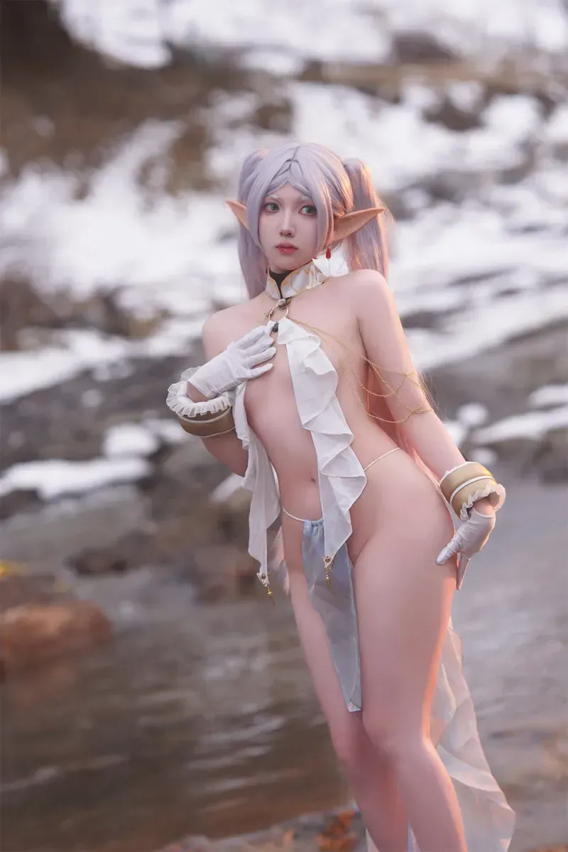 小须须_Arcana银色长发尖耳白色服饰雪地溪流cosplay写真
