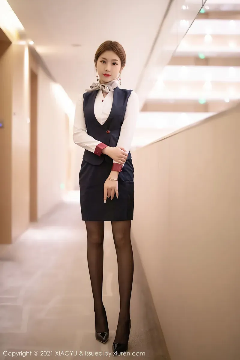 小须须_Arcana盘发白衬衫黑色马甲裙走廊制服感写真