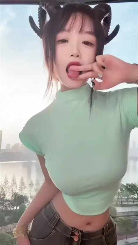 小止很乖黑发浅绿色短袖上衣窗边近景自拍写真