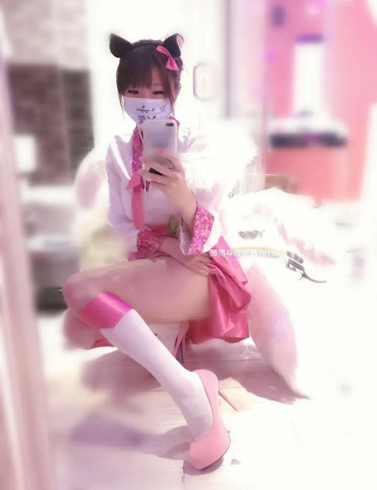 液液酱yeye黑色猫耳粉白服装坐姿镜面自拍cosplay