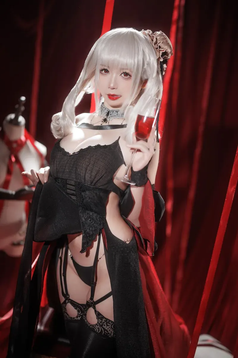 樱落酱w银色长发黑色礼服手持红色酒杯cosplay写真