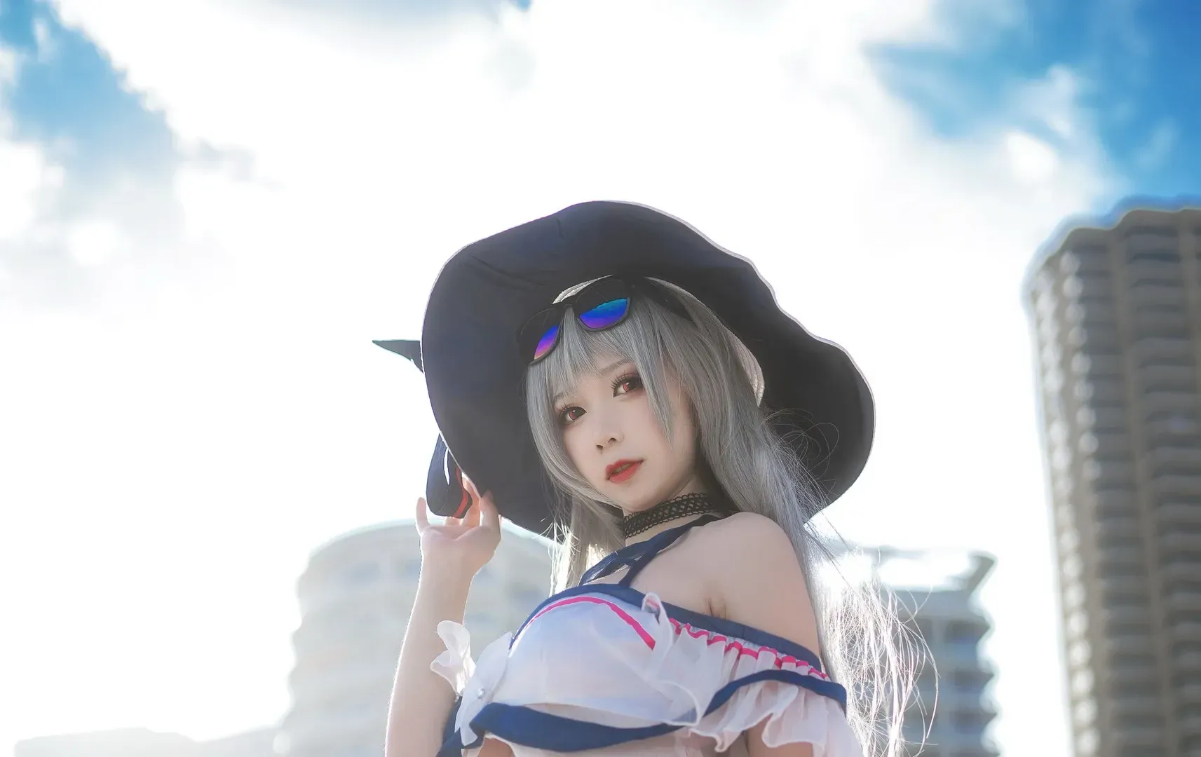 樱落酱w银色长发黑色魔女帽白蓝服饰户外cosplay写真