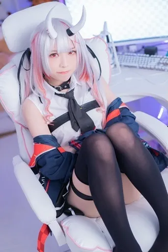 yudan魚蛋金色长发白色短裙手持长剑道具的cosplay造型