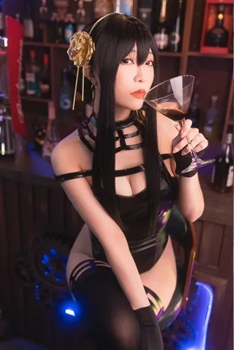 yudan魚蛋蓝色短发紫色金属服装靠在石墙前