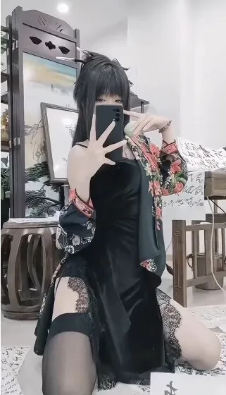 御女茉莉(嗲茉)黑色长发手机遮脸,穿黑色裙装和花纹外搭跪坐在室内场景中