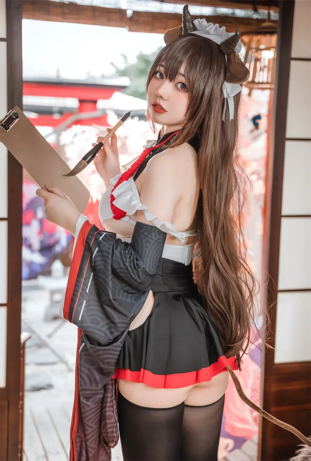 鱼子酱Fish戴兽角头饰穿黑红角色服手持画板和毛笔