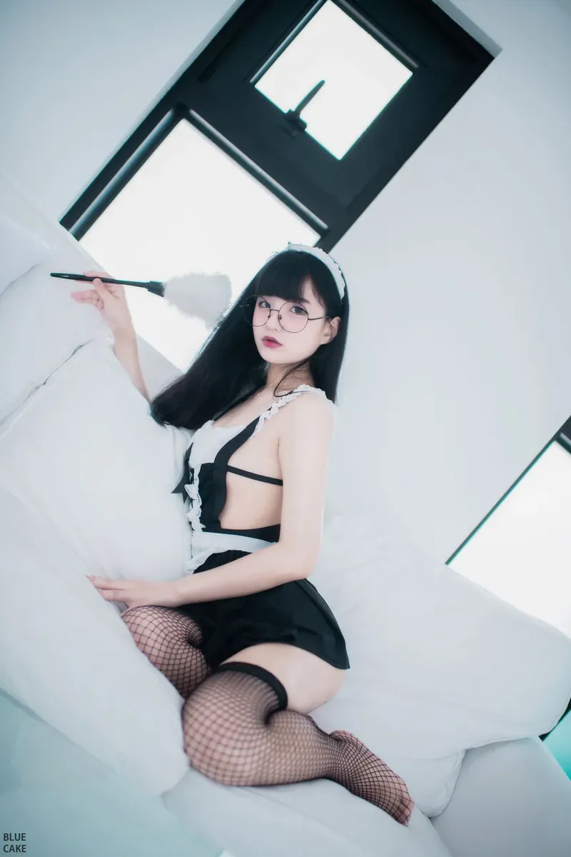 鱼子酱Fish戴眼镜穿黑白女仆服坐在白色沙发上