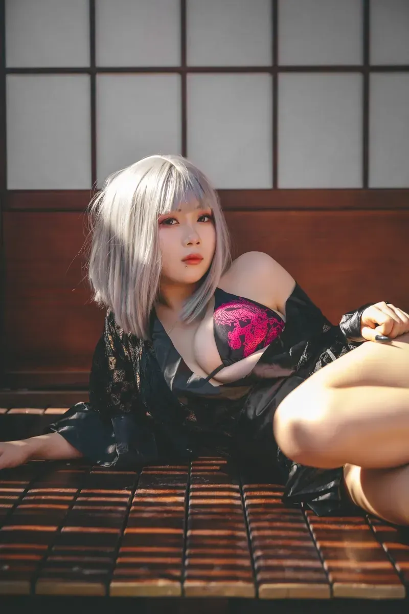 芝芝Booty 银色短发穿黑色服饰躺在木格地面前