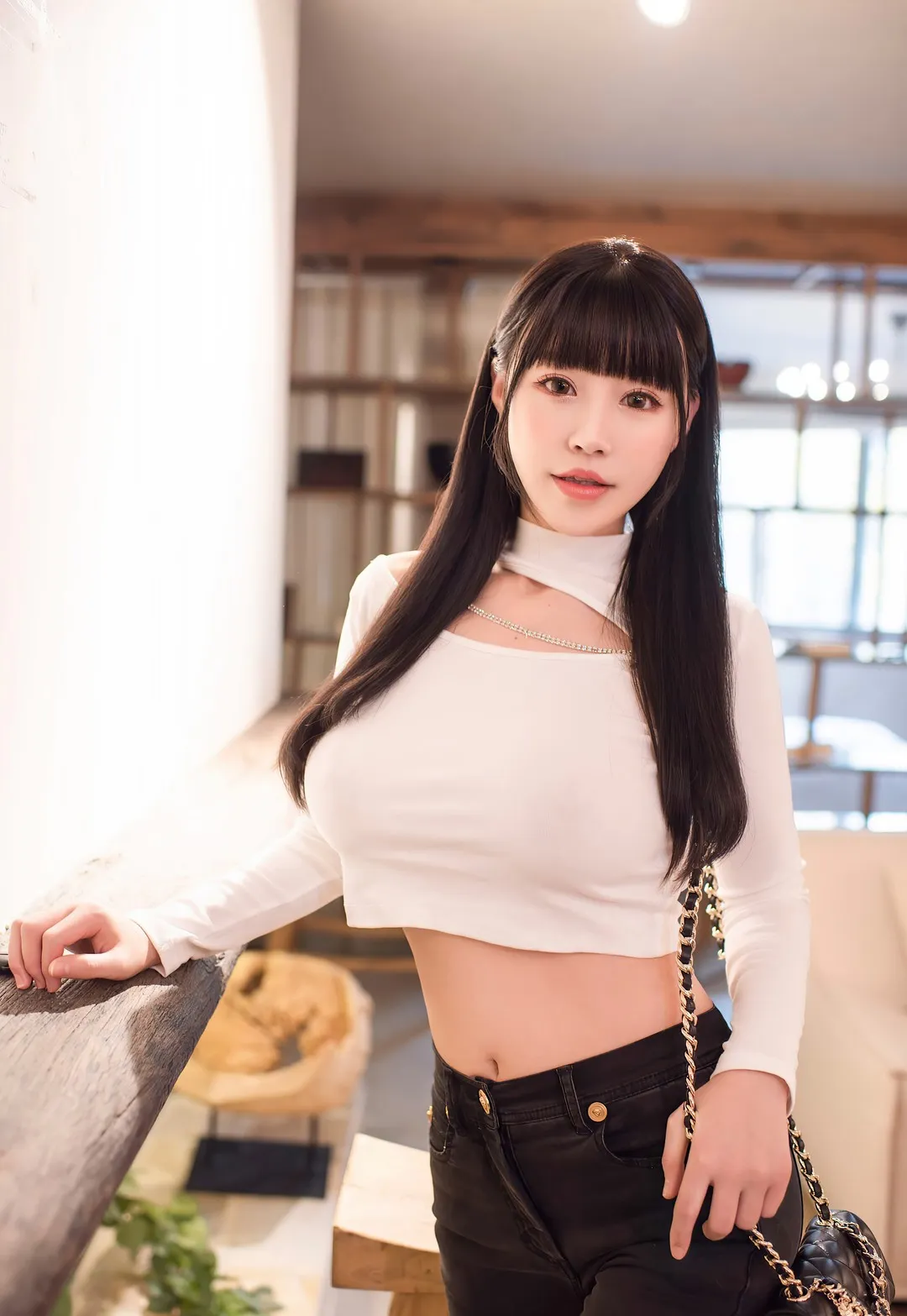 朱可儿Flower 长发刘海穿白色短上衣和黑色长裤站在室内