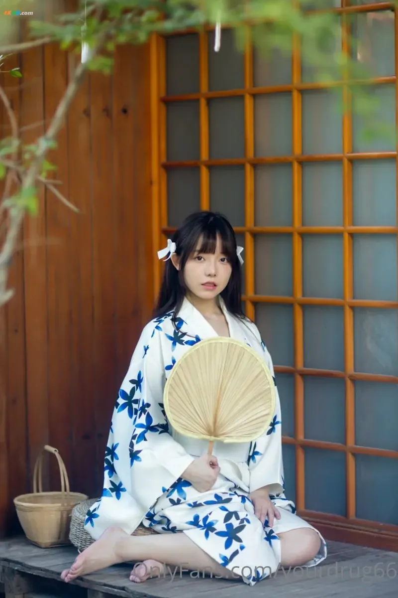 猪饲料(芝芝yami)长发红色服饰节庆纸张地面躺姿写真