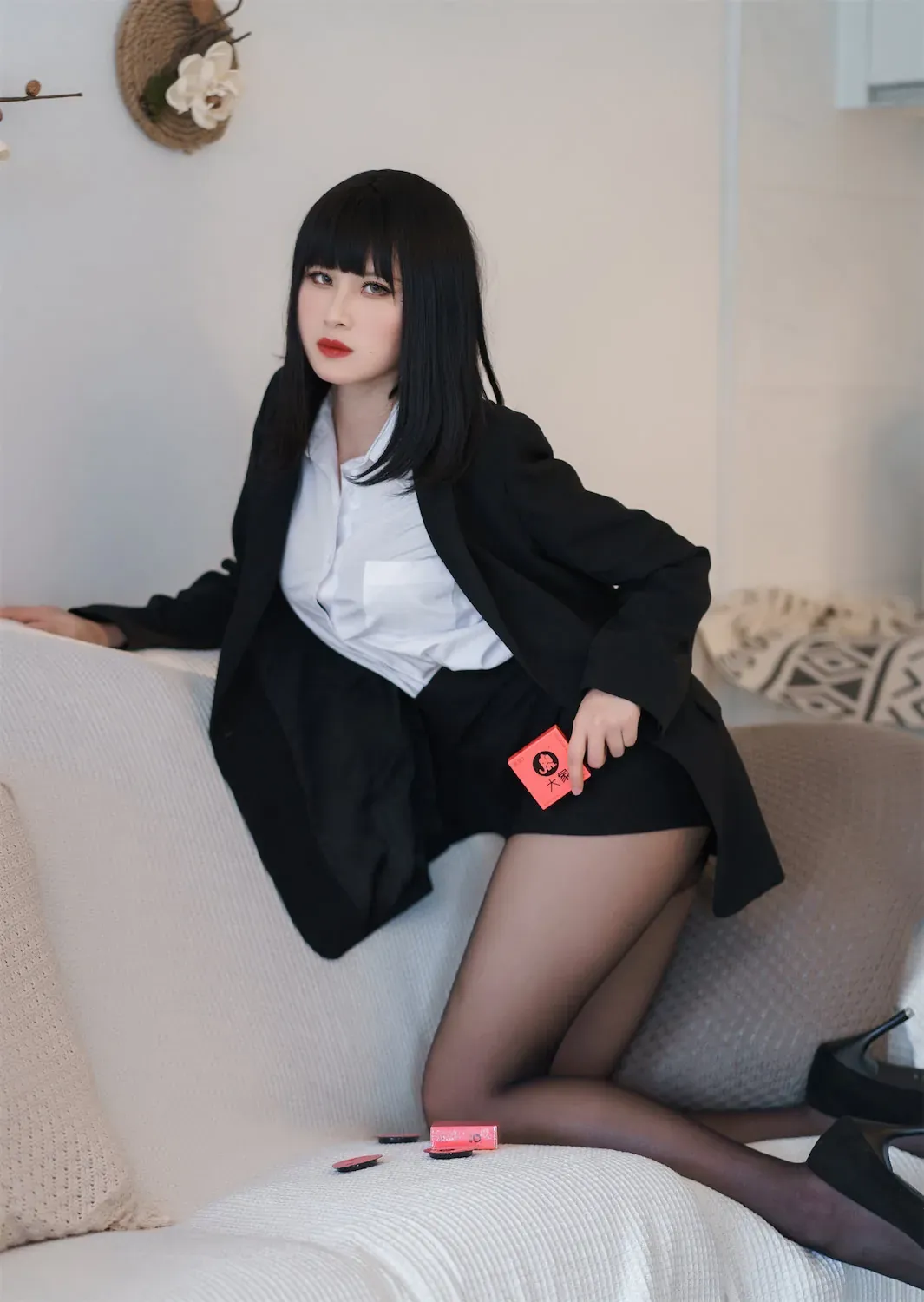 猪饲料(芝芝yami)黑色长发黑白职业装沙发坐姿写真