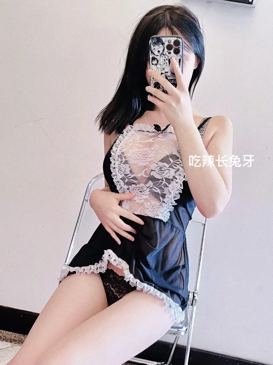 麻辣奶兔黑白服装长发自拍写真,手机遮面坐姿造型