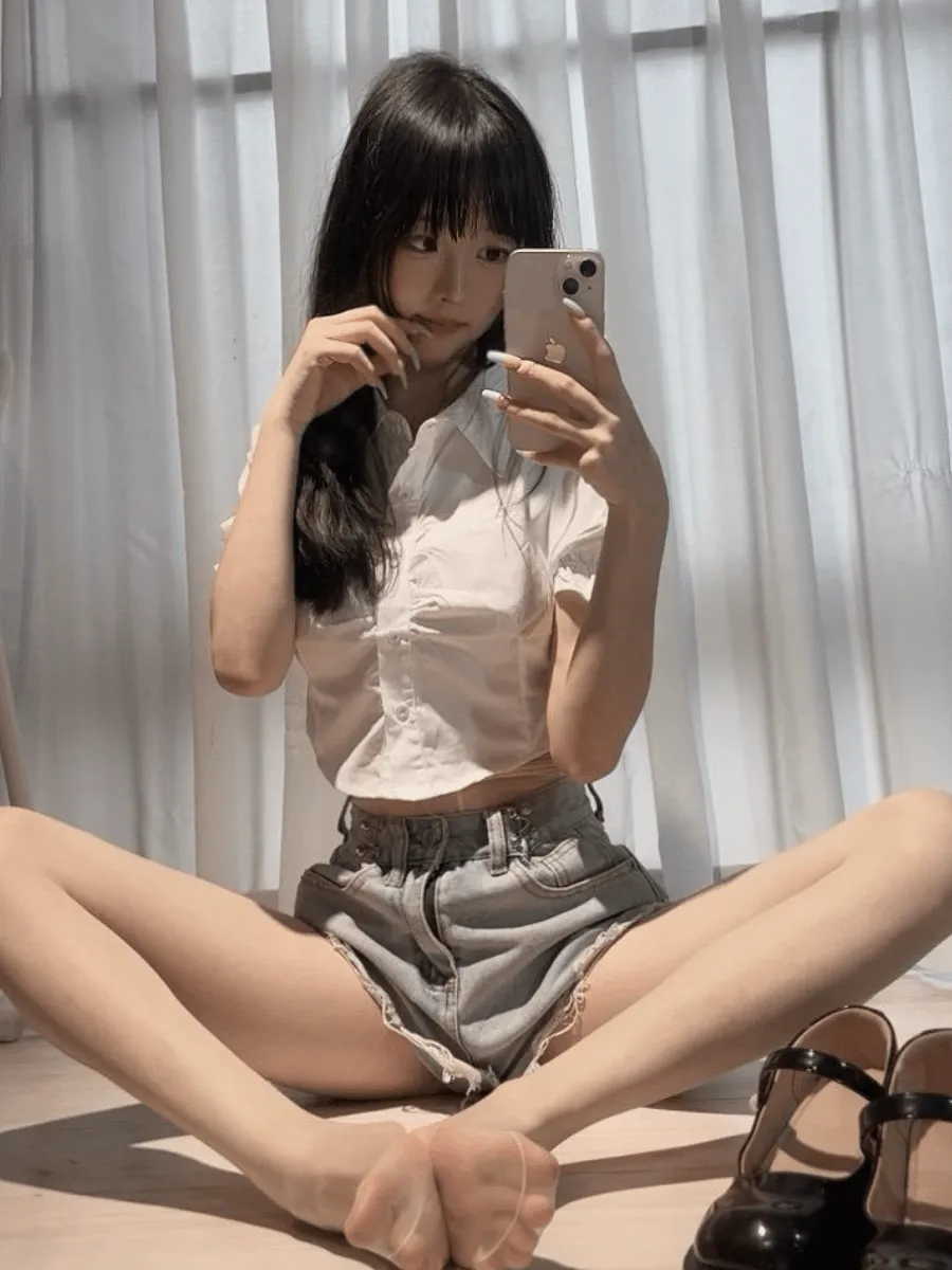 小甜酒子黑色长发白色上衣短裤自拍写真