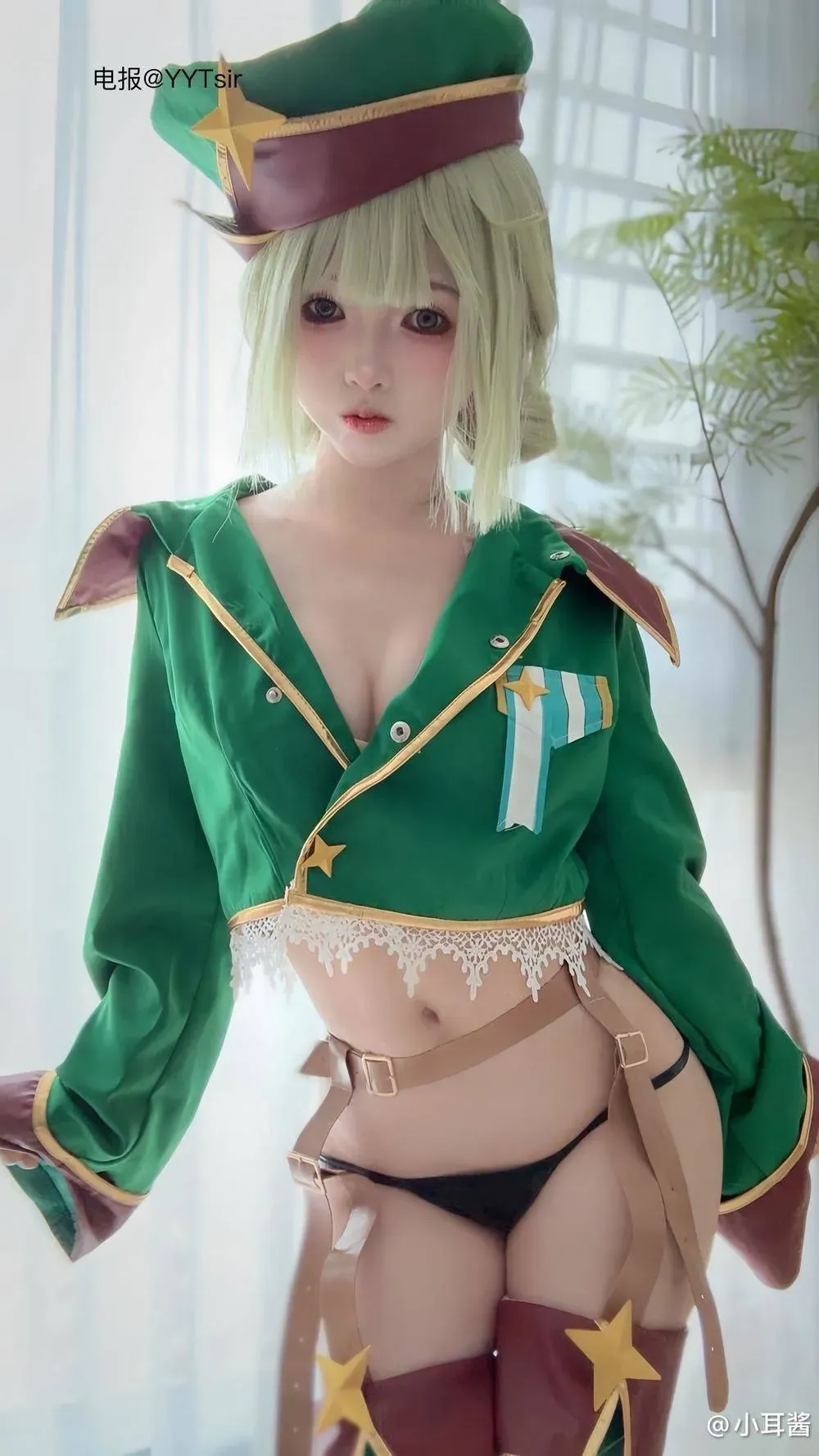小耳酱绿色制服Cosplay写真,短发刘海与绿色服饰造型