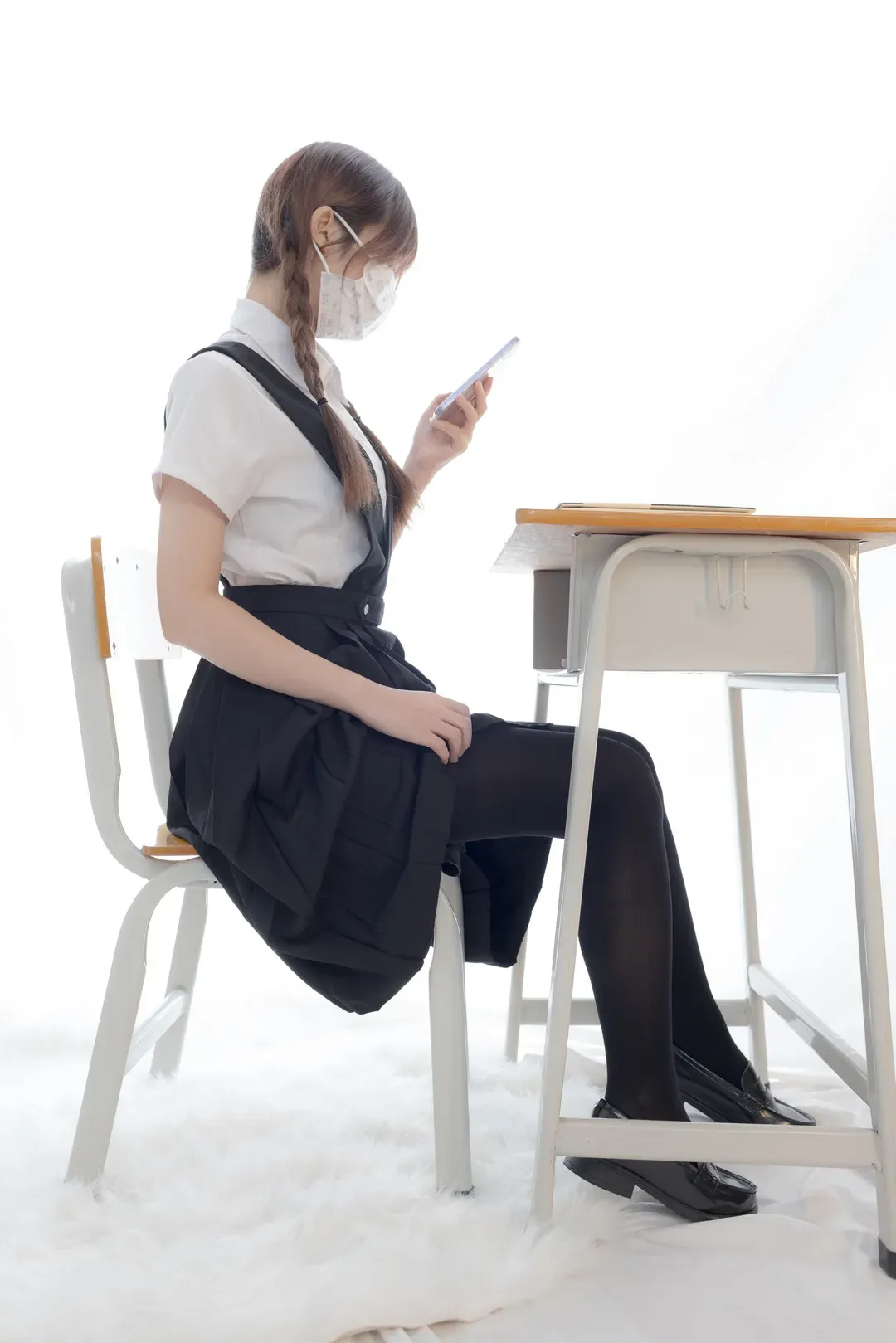 少女秩序白色衬衫黑色裙装校园风写真