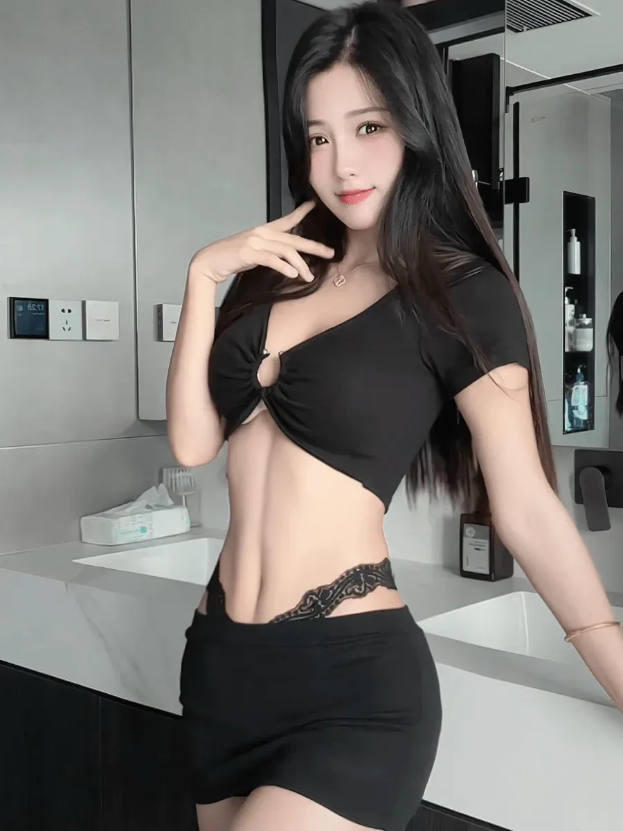 梅美超甜黑色上衣长发室内写真