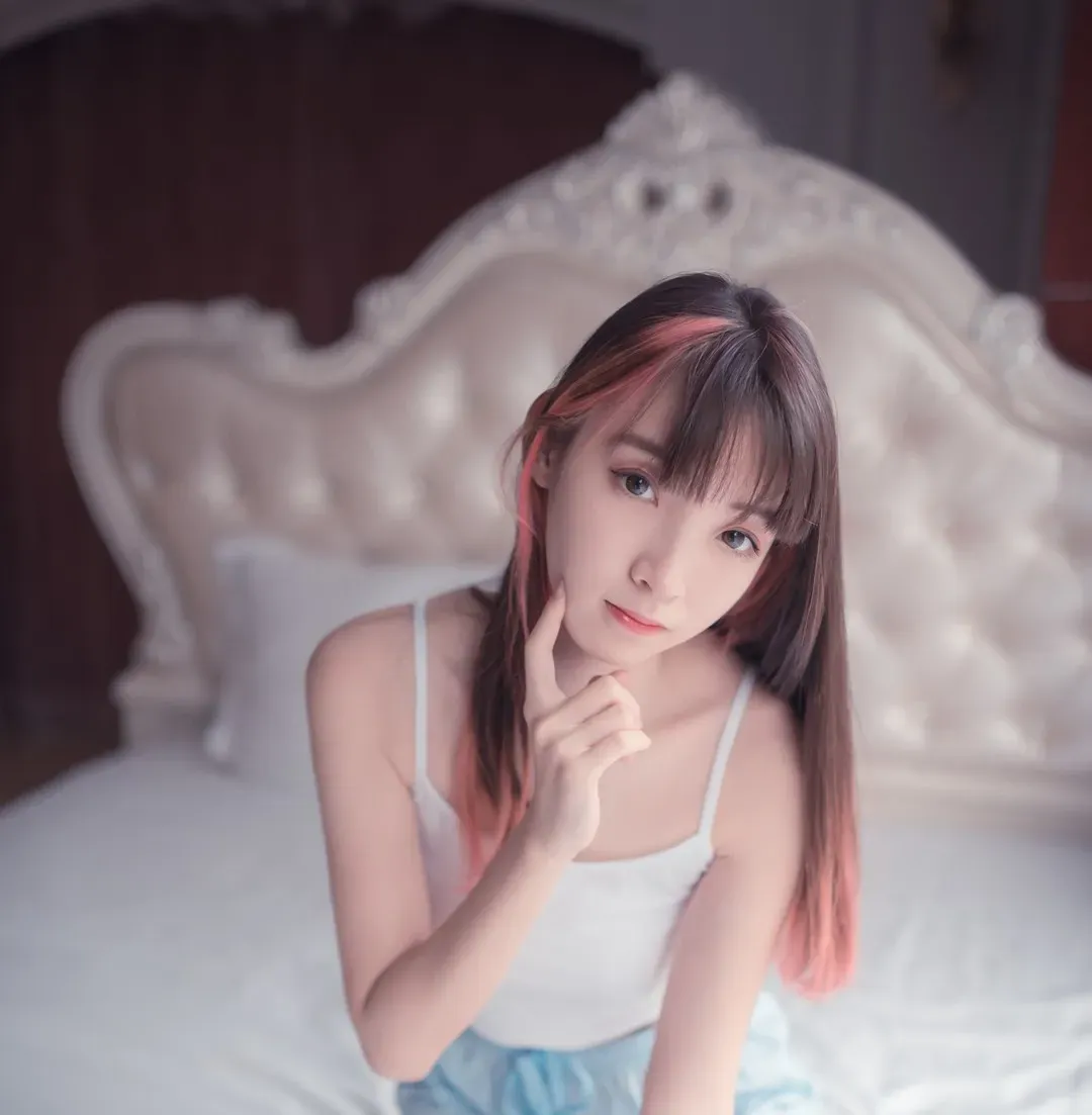 风之领域长发白色服装室内人像写真