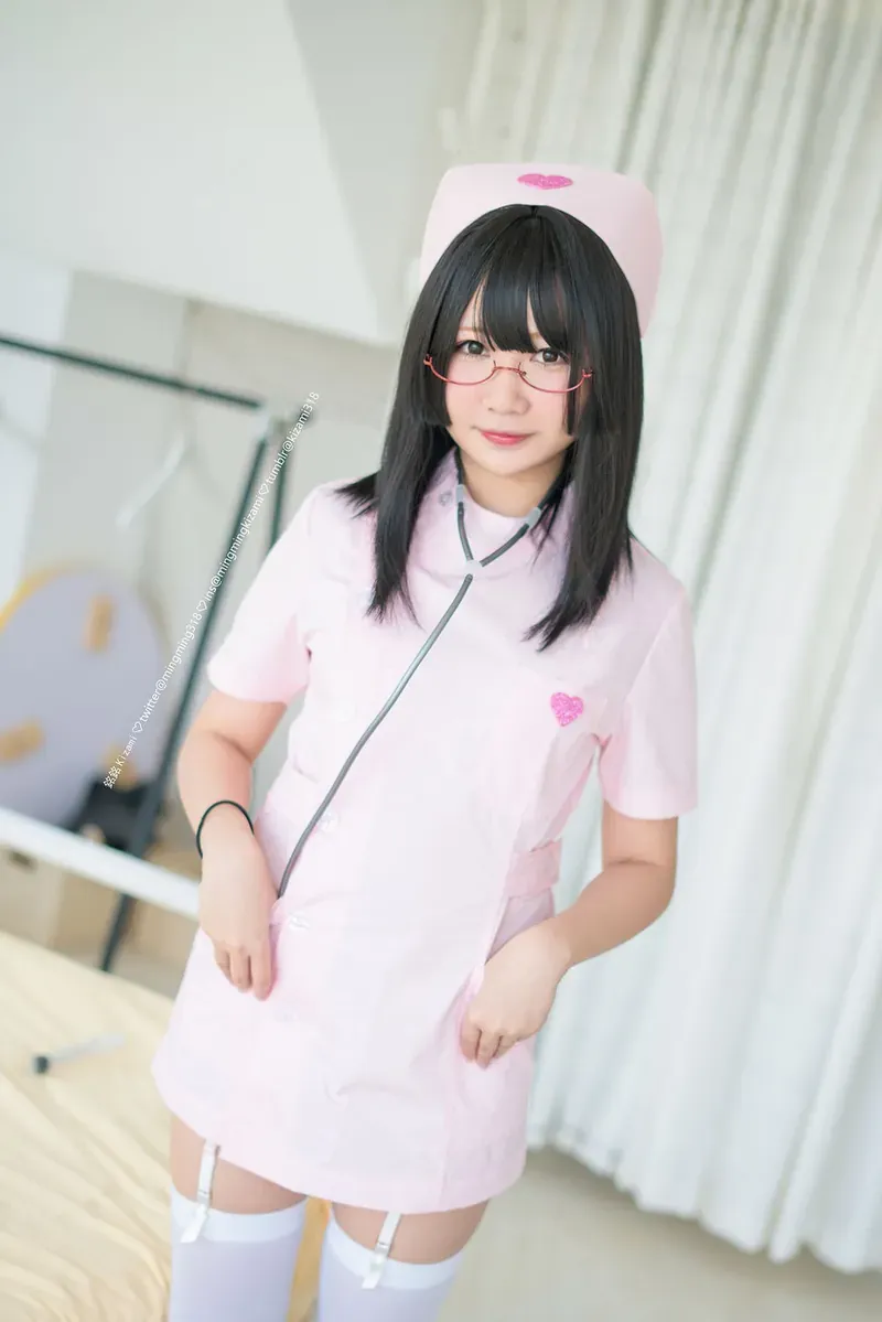 妹抖青黑发粉色制服室内写真