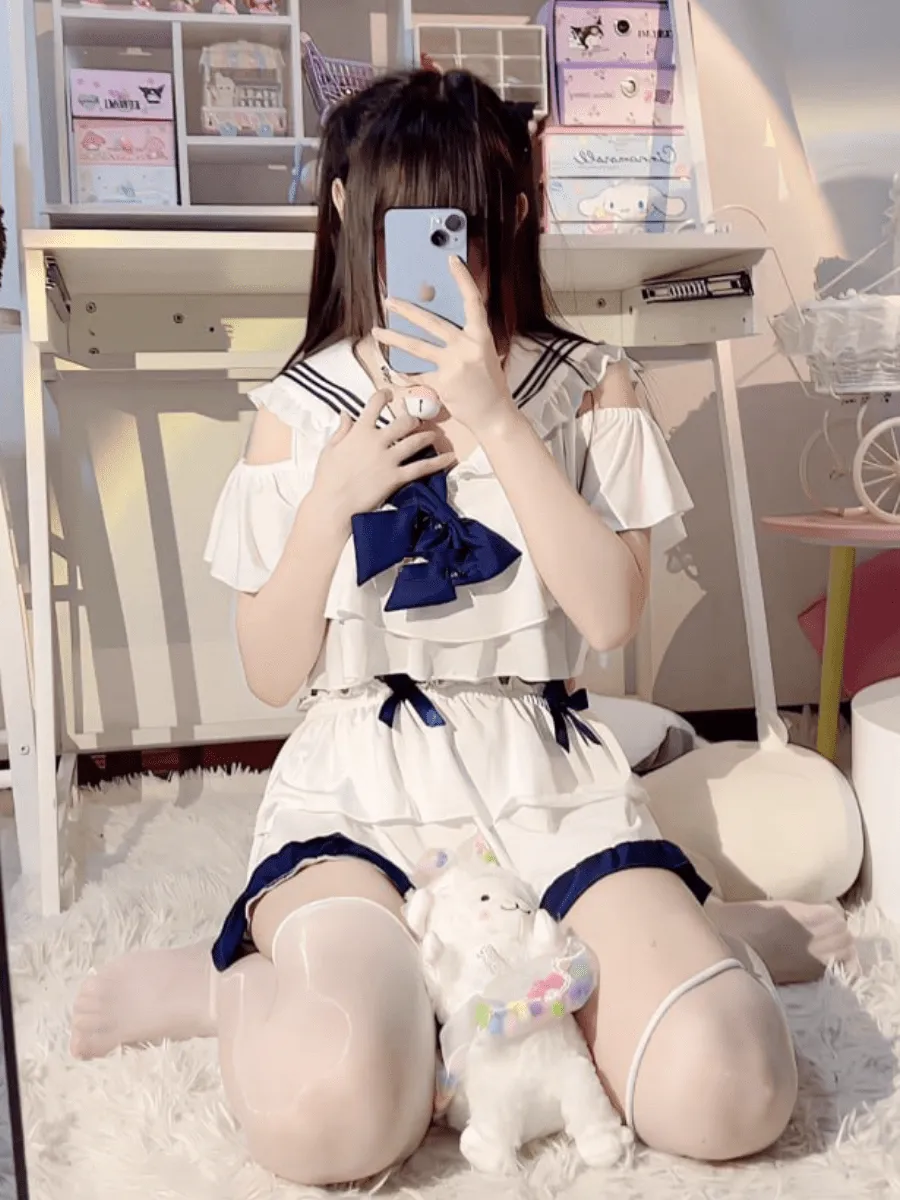 抖音奶糯白色服装手机自拍室内写真