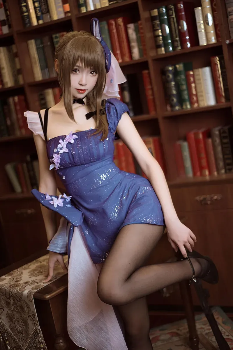 宮本桜身穿蓝紫色礼服坐姿写真,棕色长发与室内书架背景