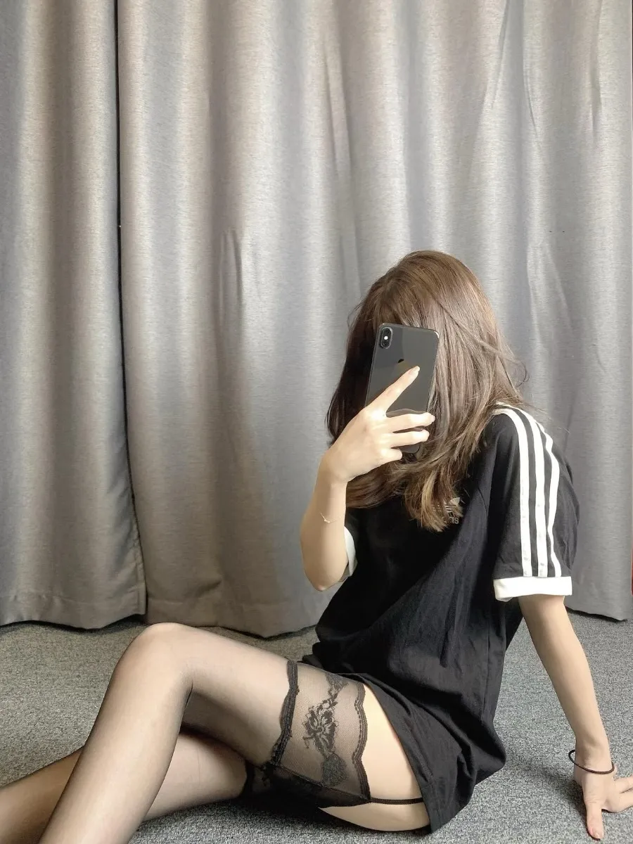 抖音小仙长发黑色短袖服装坐姿自拍写真