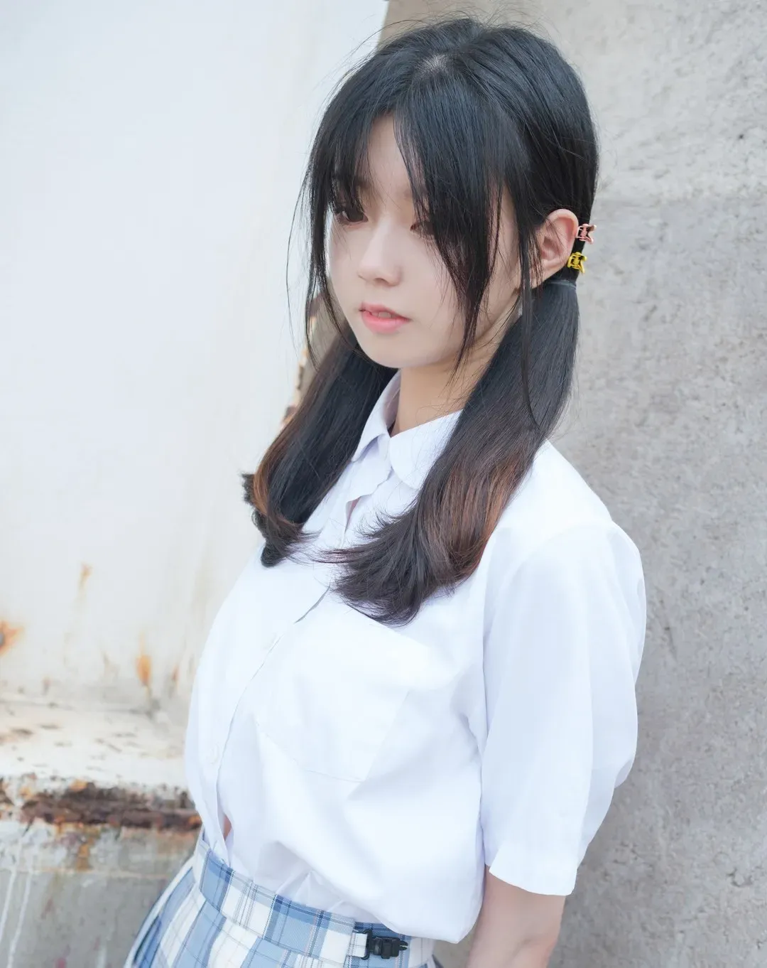 稚乖画册白色服装长发侧身近景写真