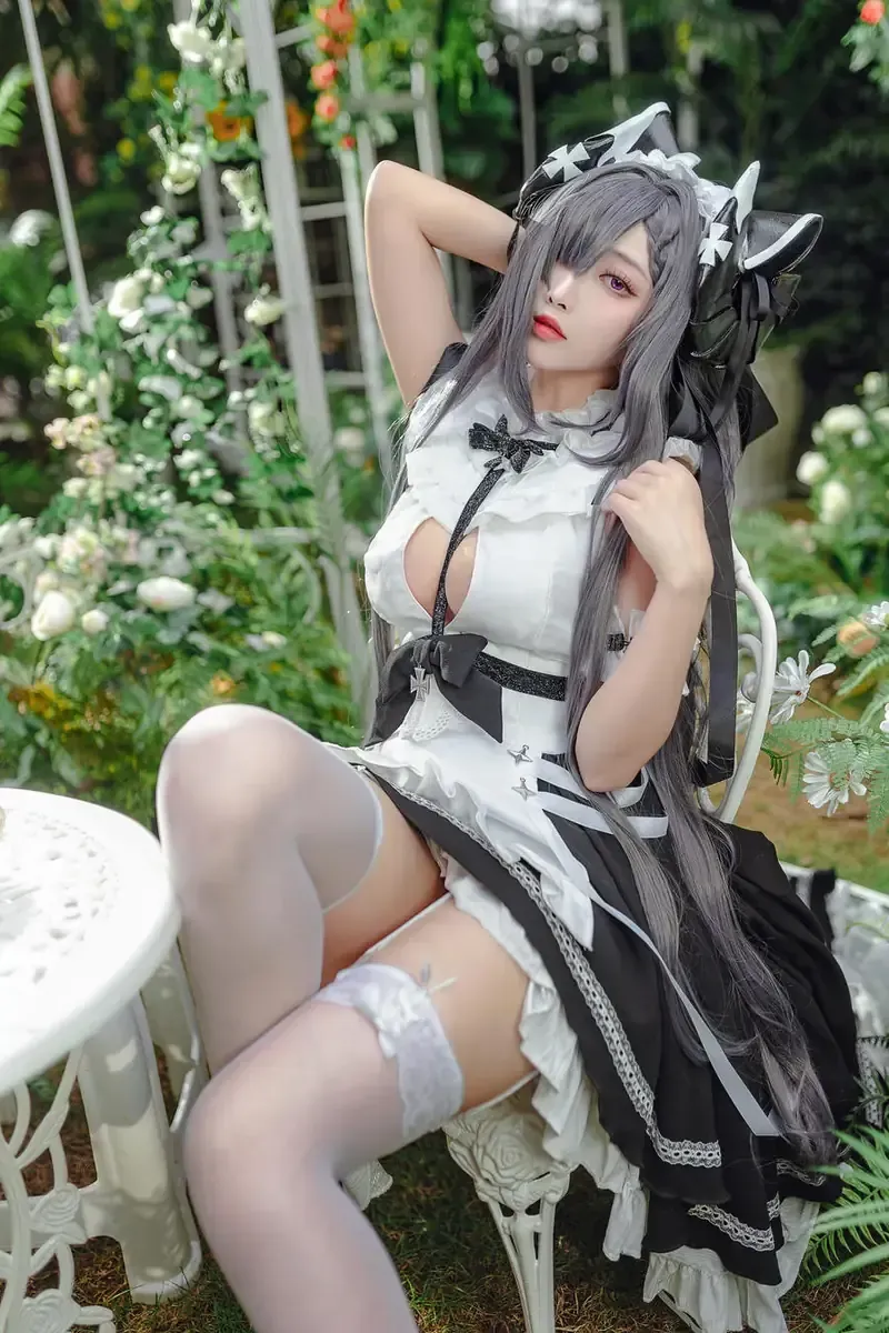 宮本桜灰色假发黑白服装cosplay写真，户外坐姿构图