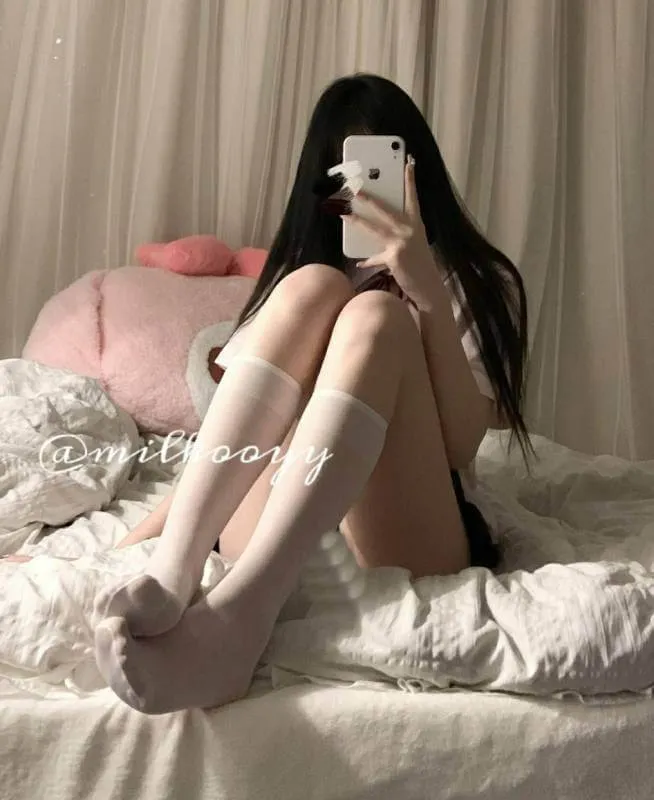 困困熊长发居家自拍，白色袜子与浅色服饰造型
