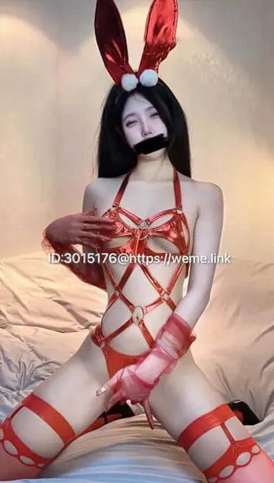 小粉哦红色兔耳自拍写真，坐姿构图与室内场景