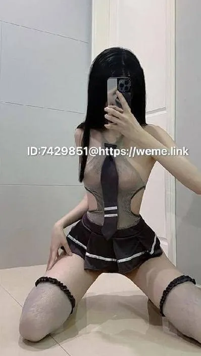千岛酱黑色服装坐姿自拍写真