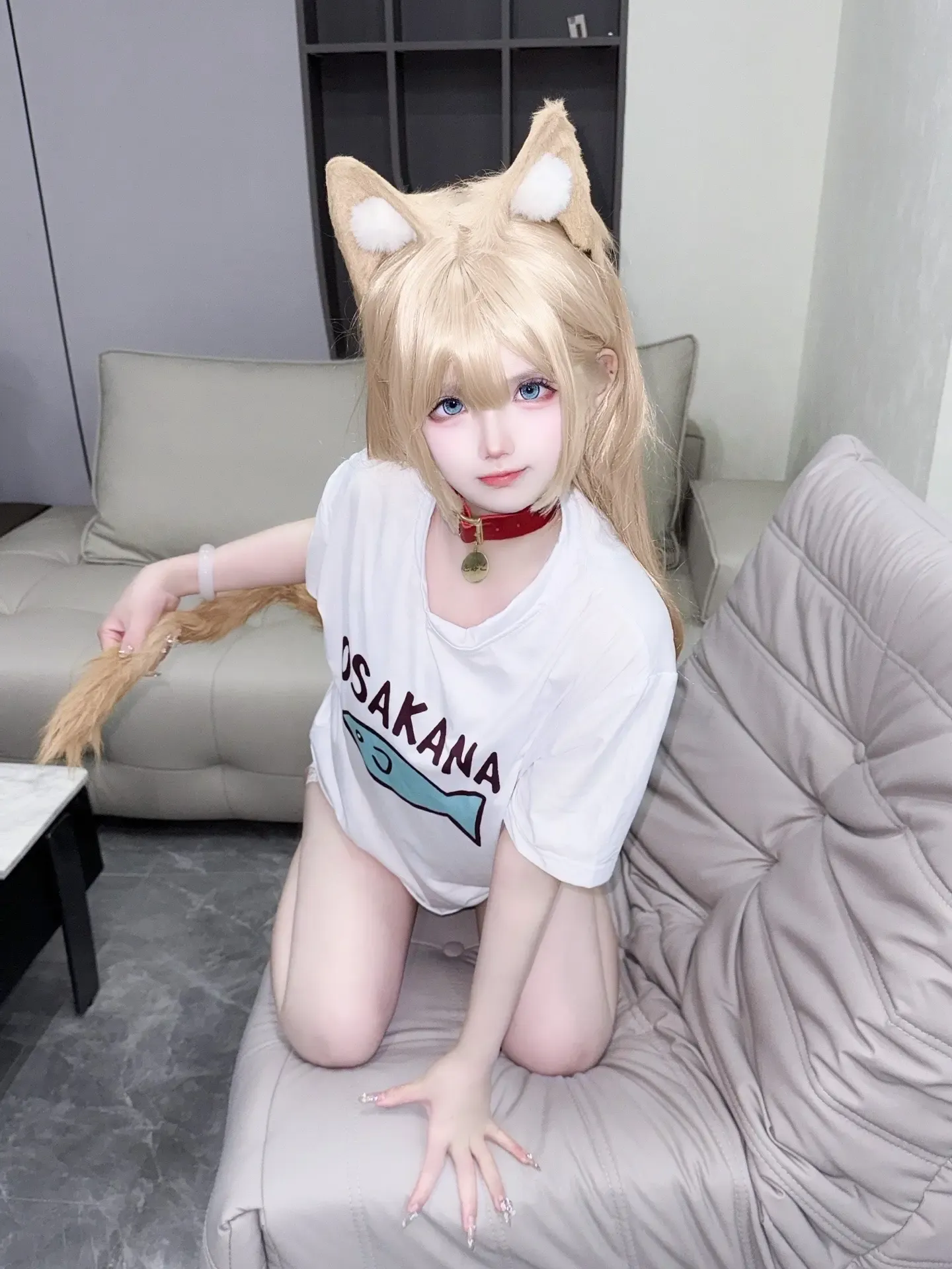 阳布布鸭猫娘造型室内坐姿写真，白色服装与猫耳装饰