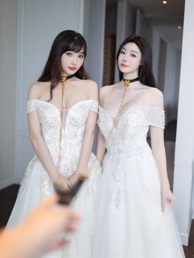 是小逗逗白色礼服双人室内写真