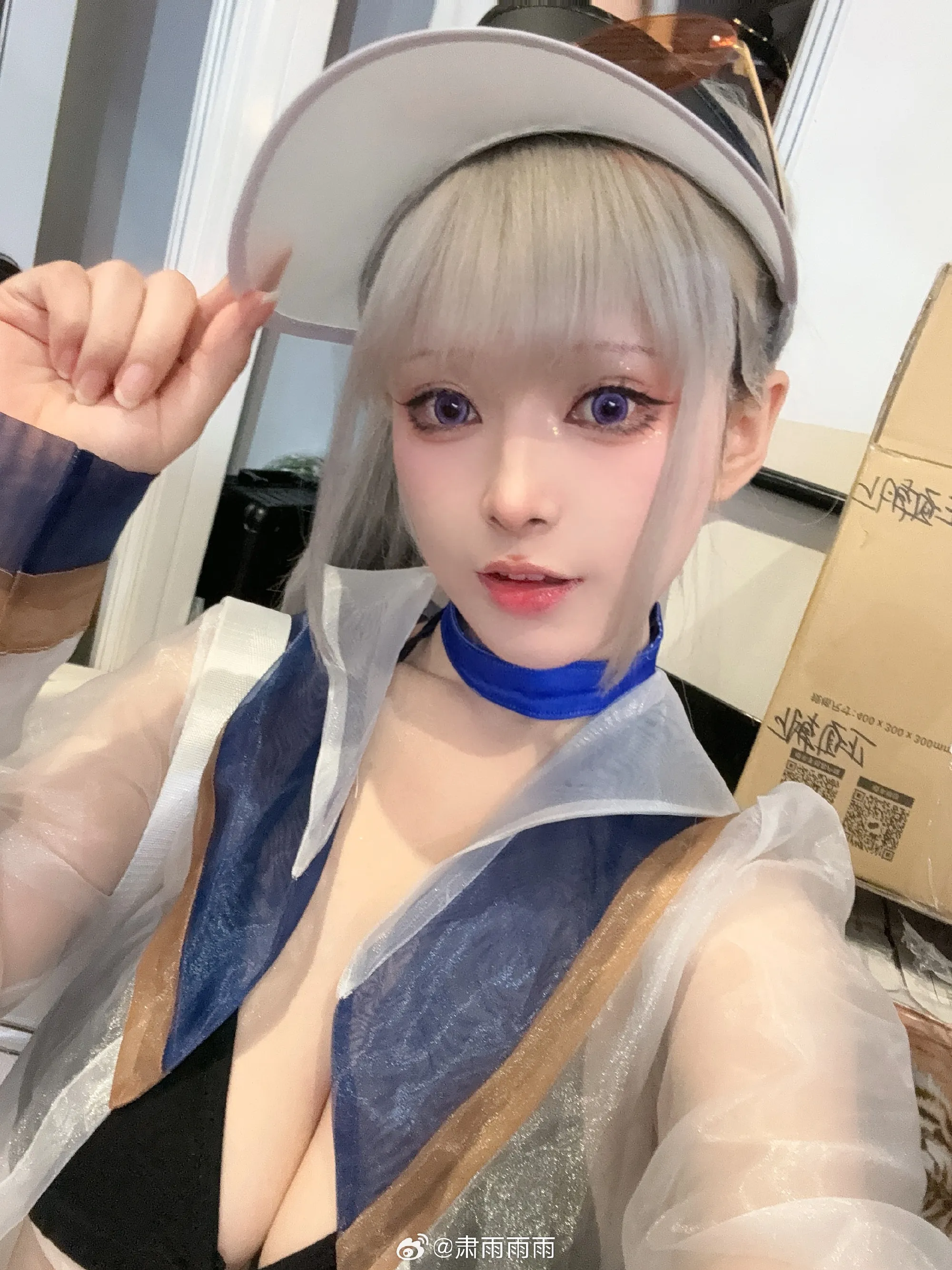 肃雨雨雨白发蓝色服装帽子自拍造型