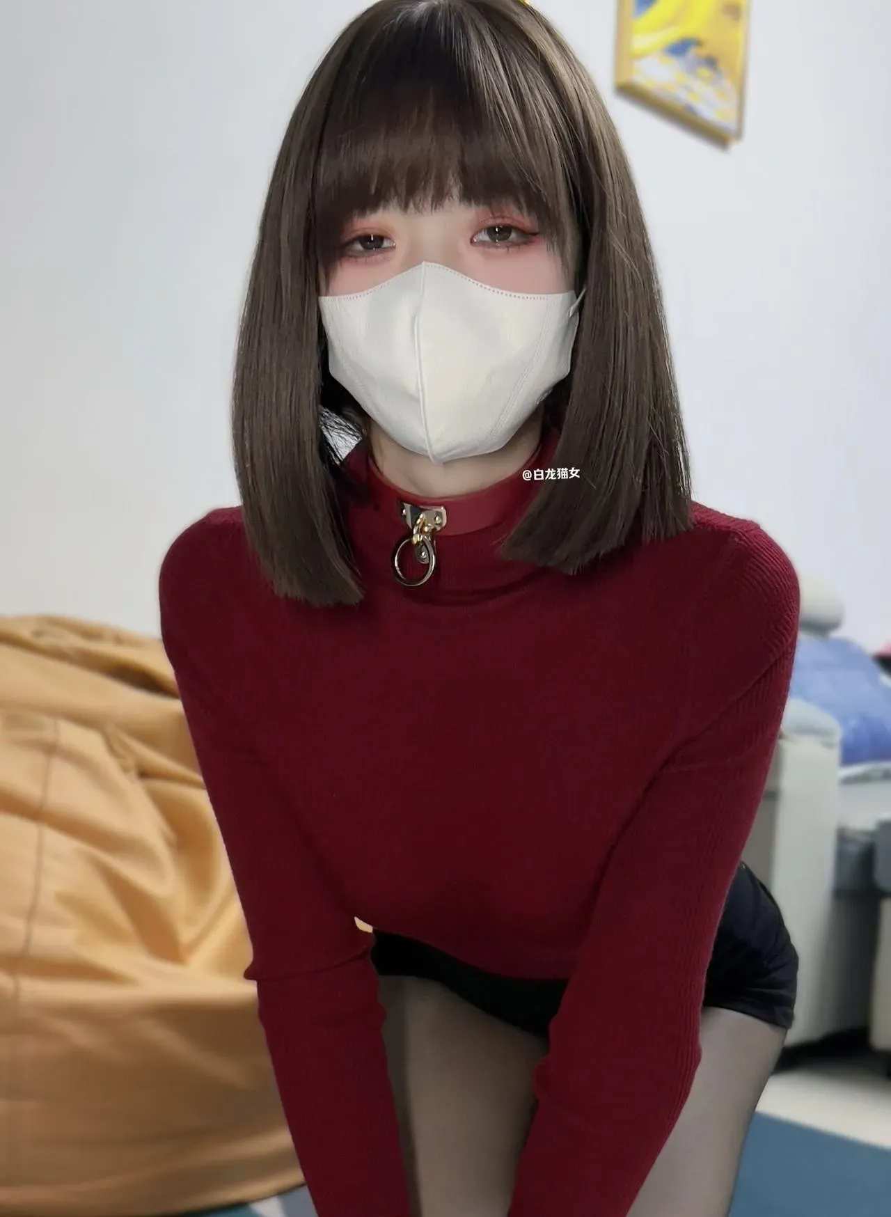 白龙猫女红色上衣短发口罩室内写真