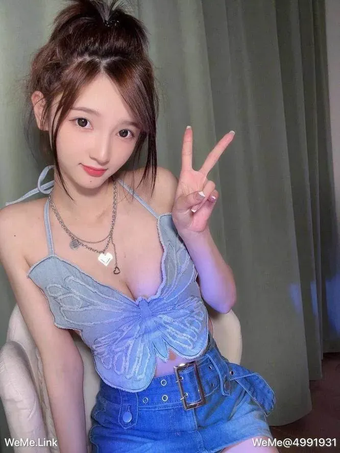 小南希短发蓝色上衣牛仔短裤自拍写真
