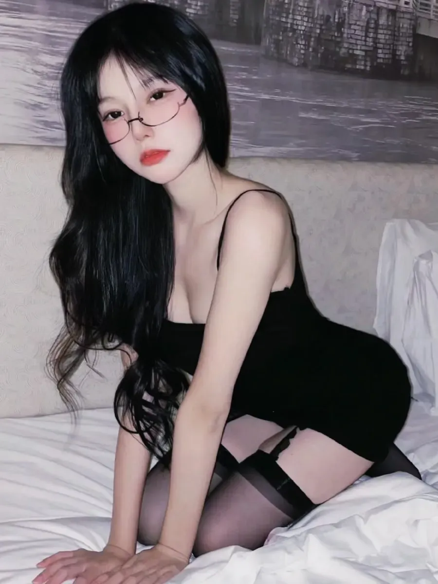 陈不凡超甜黑色服装搭配眼镜室内写真
