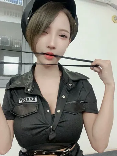 大鹅炖蘑菇黑色帽子与警察风上衣，手持绑带的室内cosplay画面