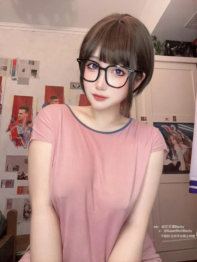 大米米球短发眼镜造型写真,粉色服装与室内背景