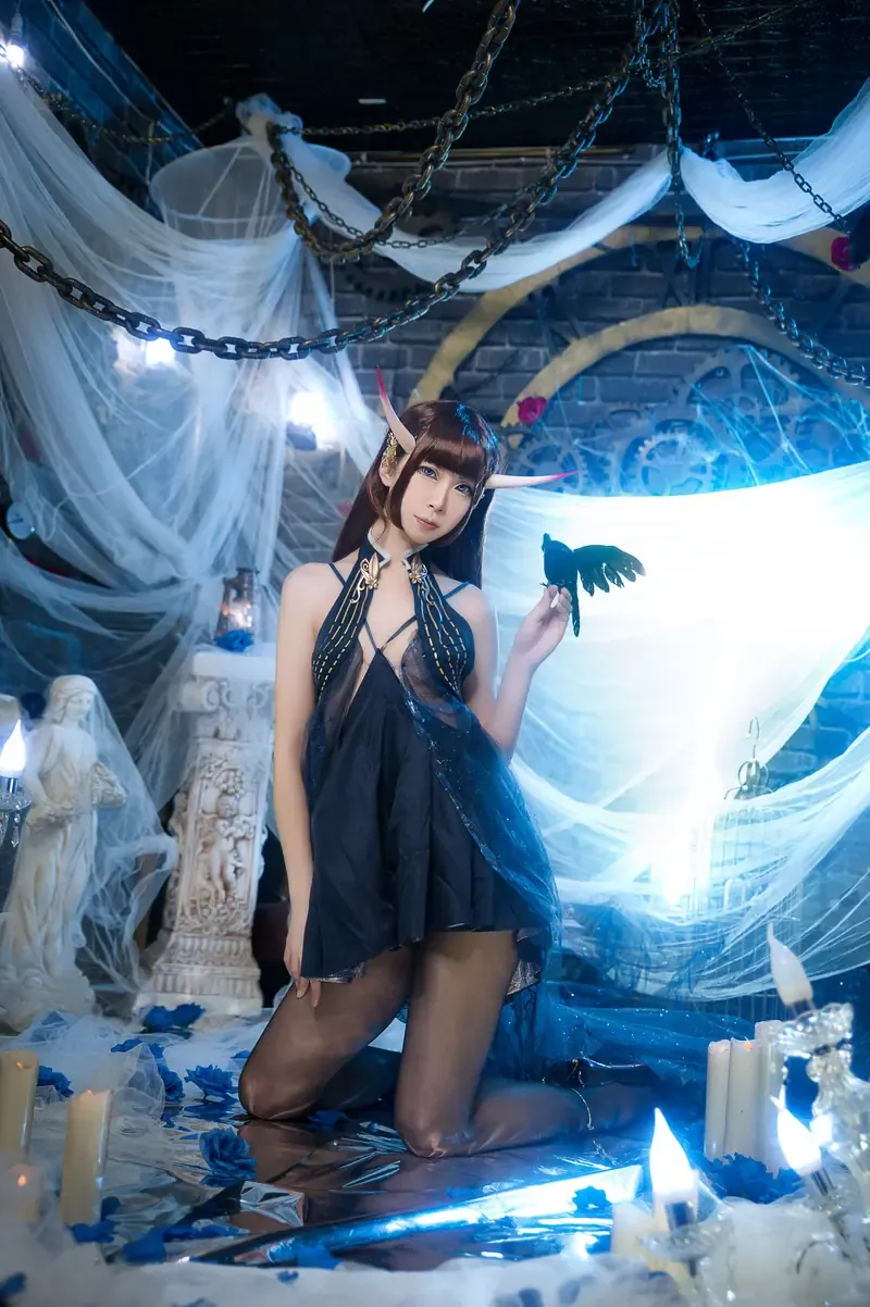 大米米球黑色幻想主题Cosplay写真，蓝色灯光与场景布置
