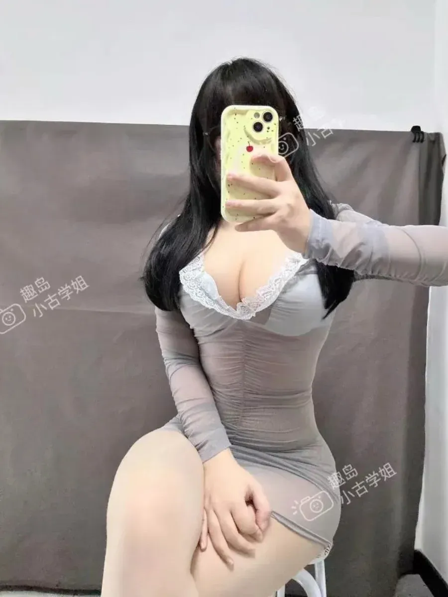 抖音小仙黑色长发浅色服装坐姿自拍写真