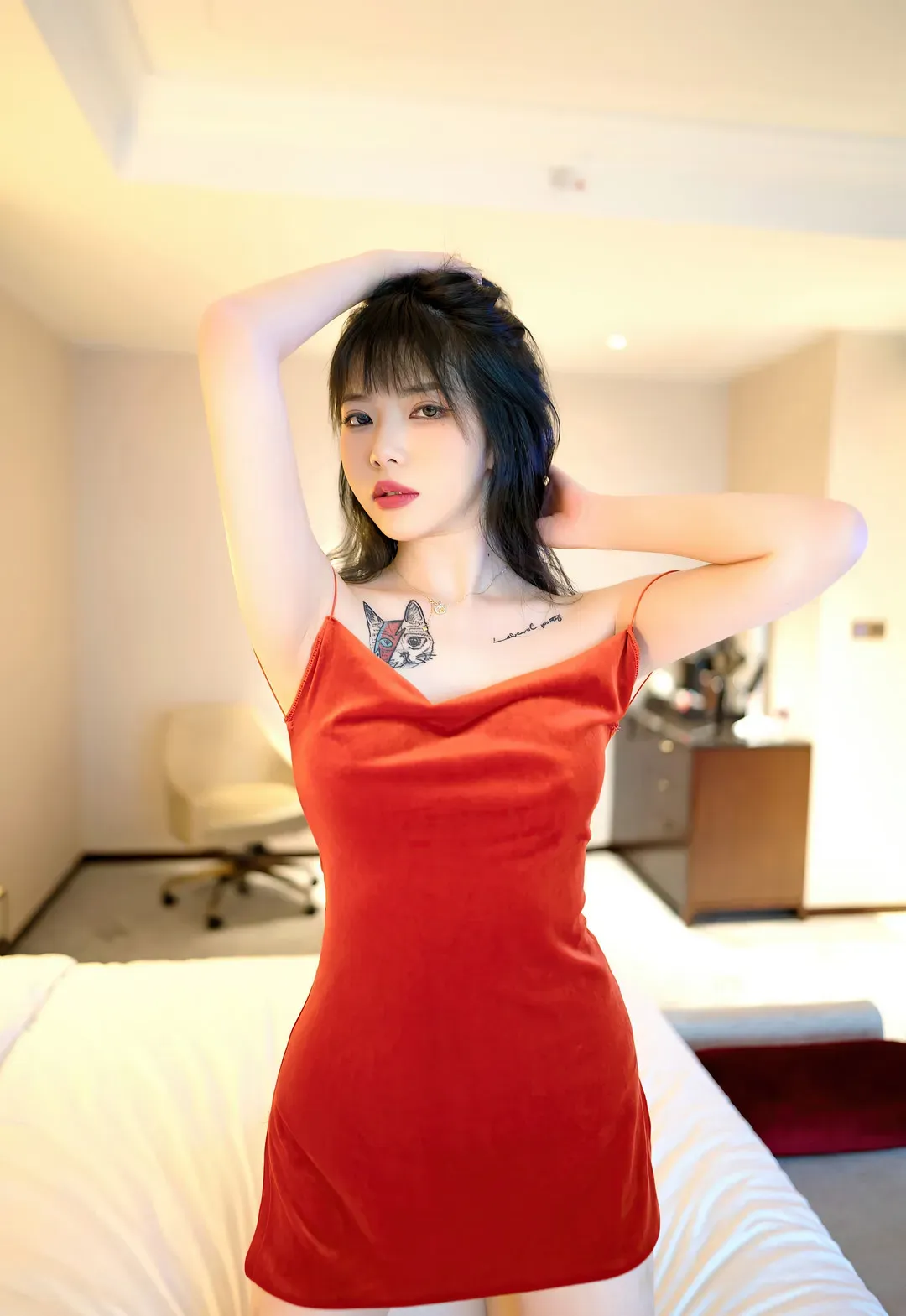嗲囡囡红色服装室内环境写真