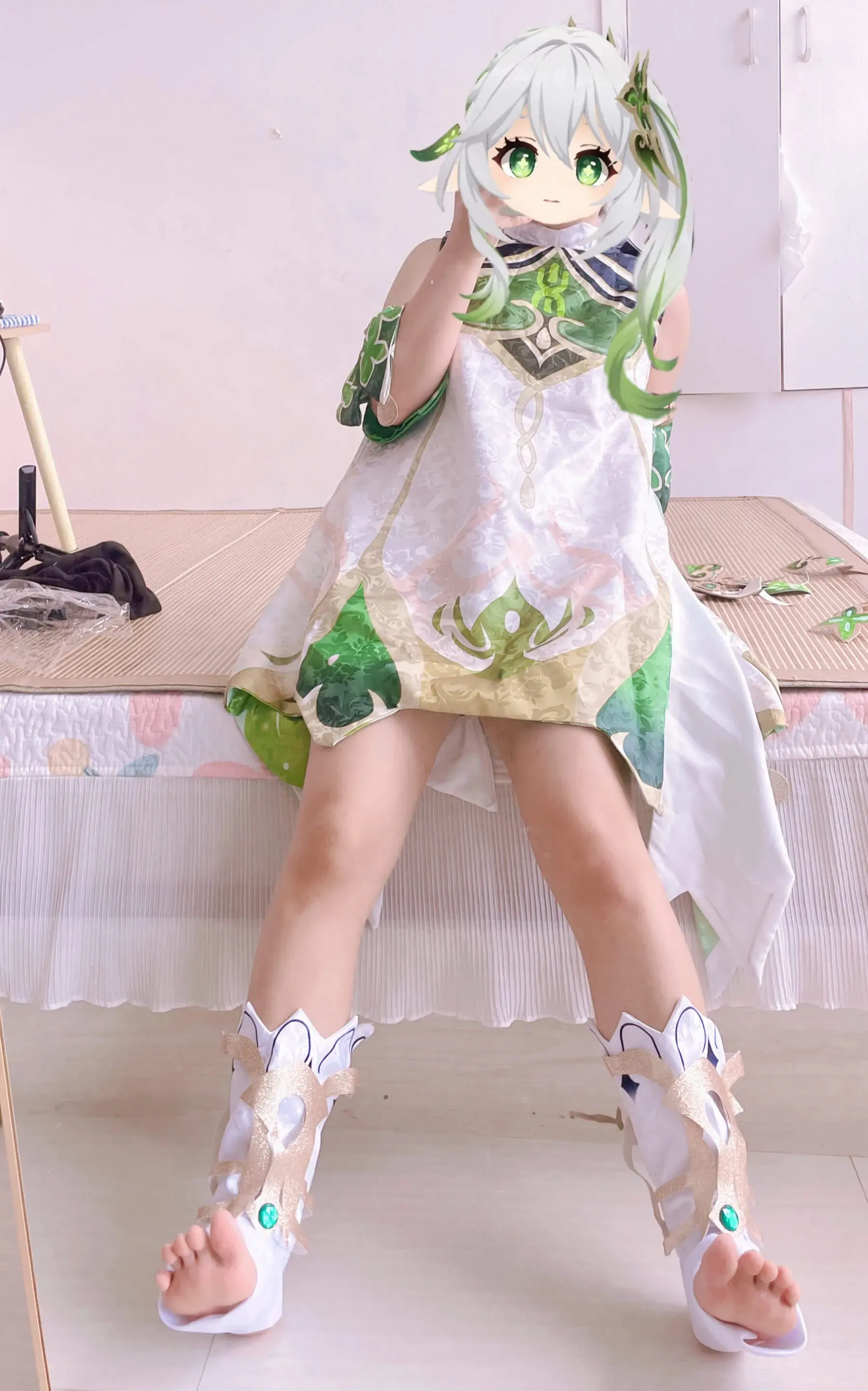 地瓜小盆友草神角色服装，绿色白色披风与面具造型的室内cosplay