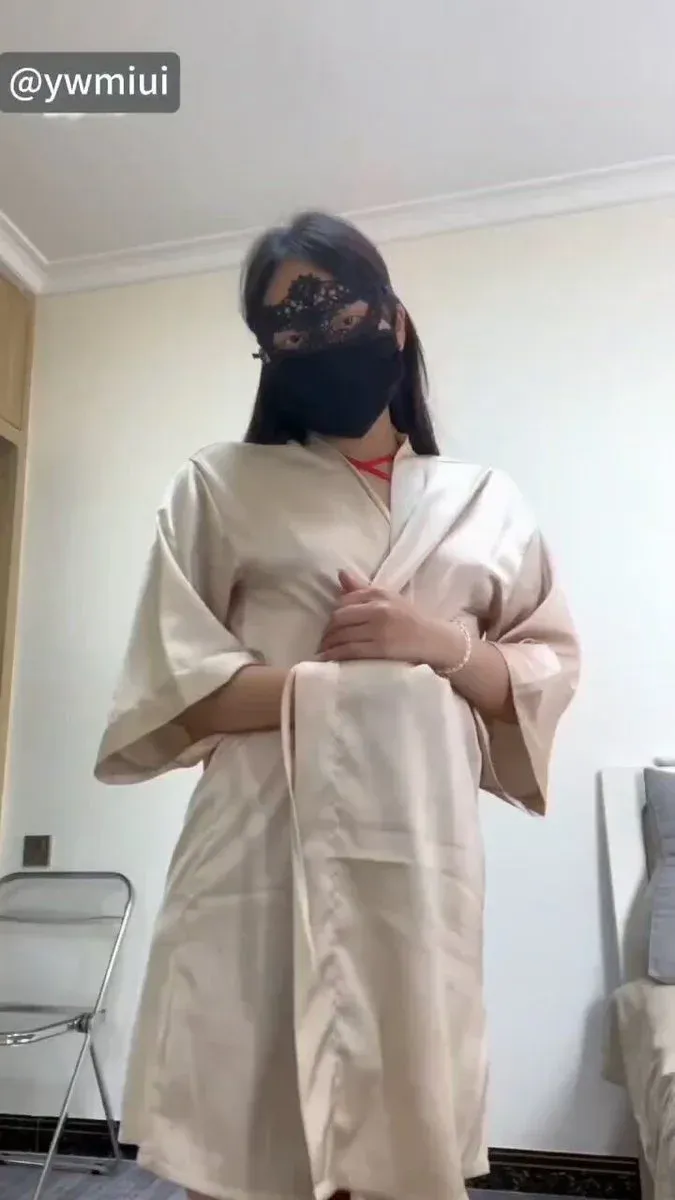 抖音小狼崽穿白色罩袍并佩戴黑色面罩的室内自拍写真