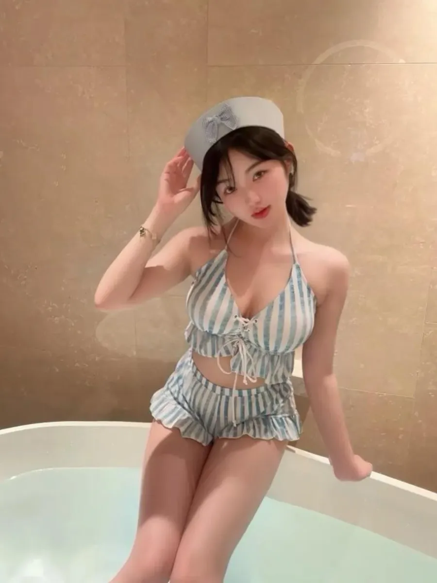 抖音张洛洛穿蓝白条纹套装和浅色帽子的浴室坐姿写真