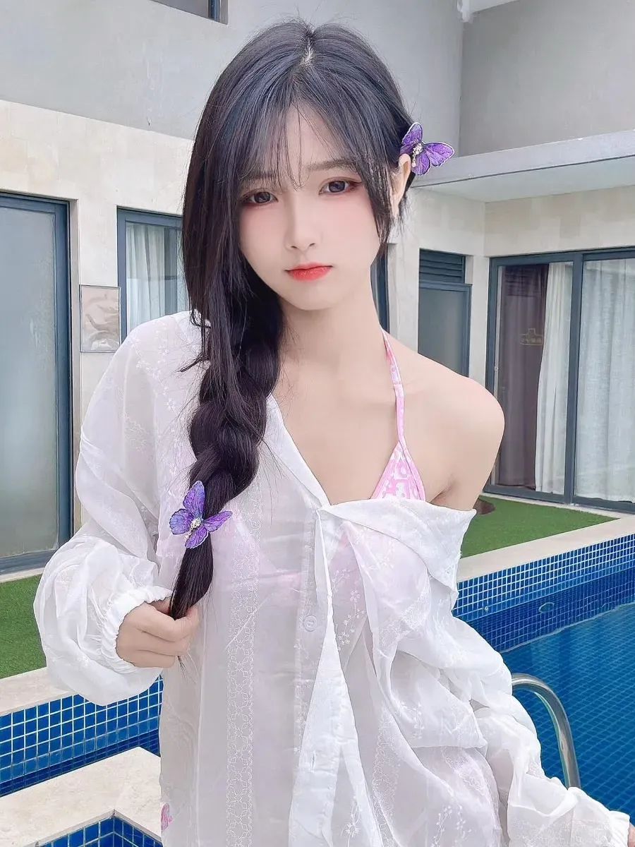 梅美超甜白色上衣户外场景写真