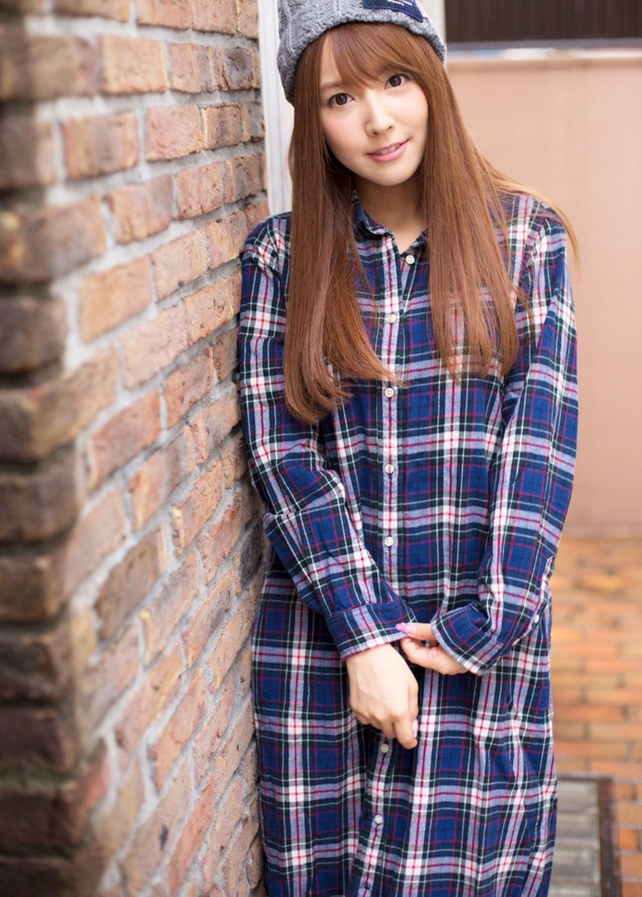 天使萌长发格纹服装砖墙背景写真